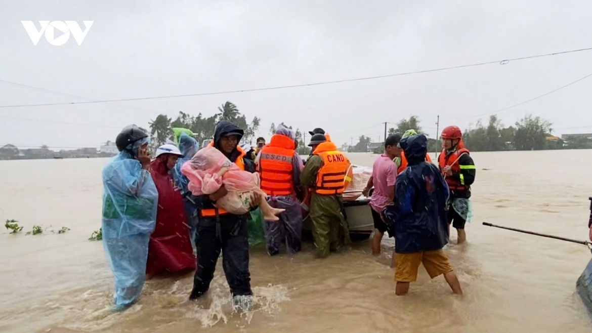 A 20-day-old baby in the flood-affected area of Hoa Thinh commune, Dak Lak province has been rescued from the dangerous flood zone after spending more than two days on the roof with the mother