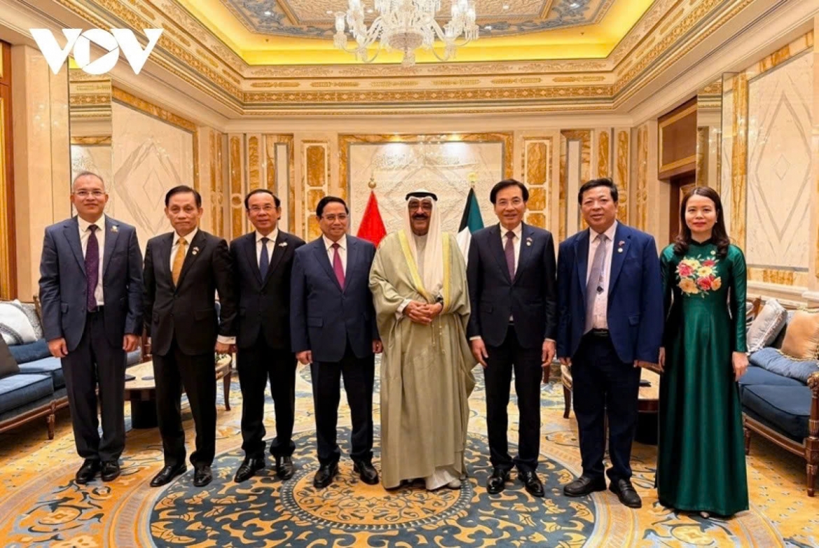 Vietnamese Prime Minister Pham Minh Chinh (fourth from left) meets with the Emir of Kuwait, Sheikh Meshal Al-Ahmad Al-Jaber Al-Sabah (fourth from right), at Bayan Palace in Kuwait City on November 17, as part of his official visit to Kuwait