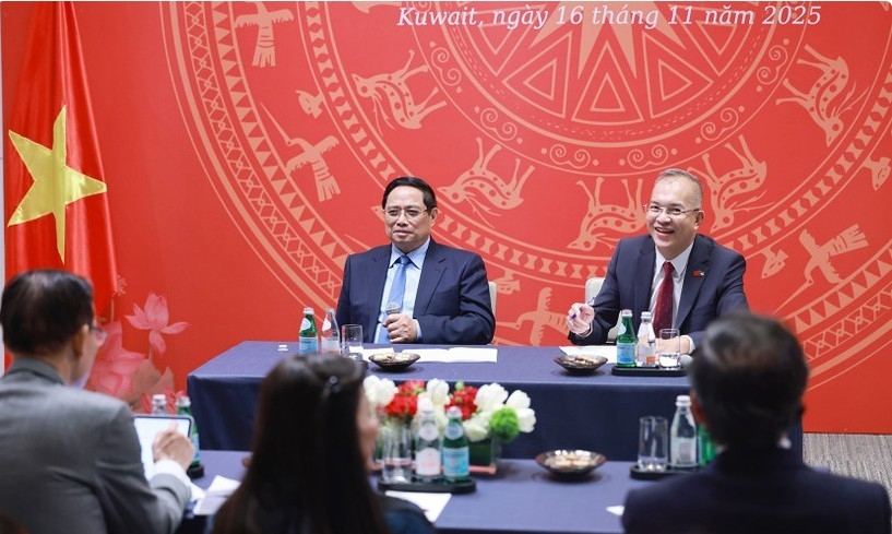 PM Pham Minh Chinh meets Vietnamese Embassy staff and Vietnamese community representatives in Kuwait. (Photo: VNA)