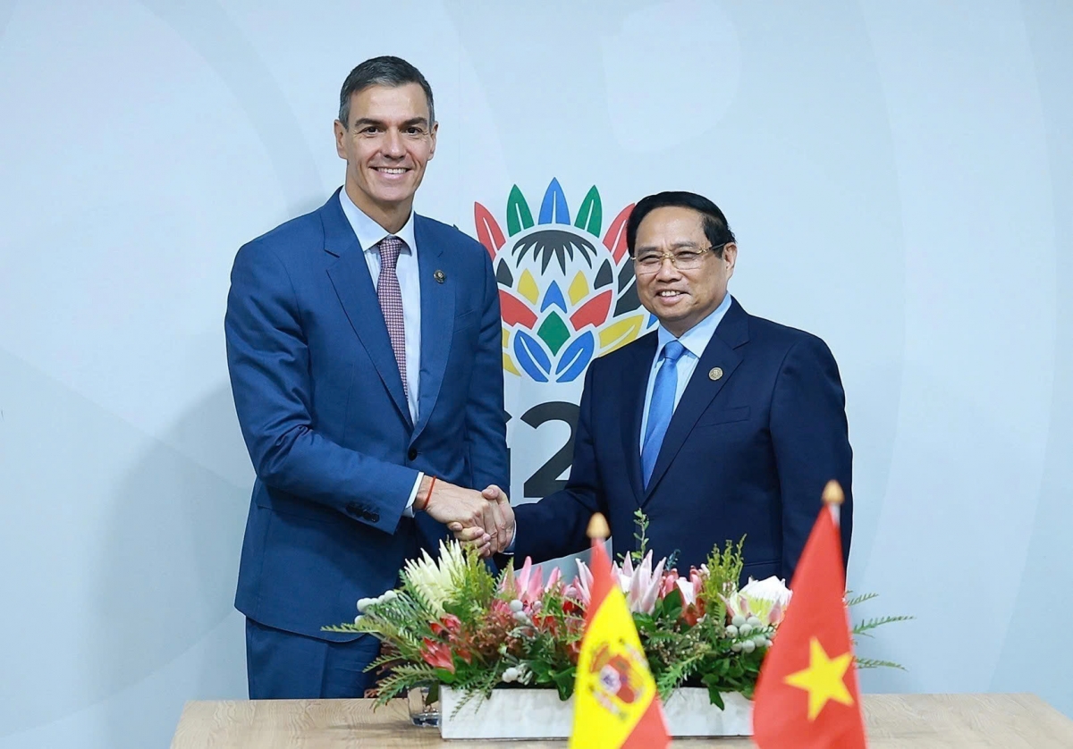Vietnamese Prime Minister Pham Minh Chinh (R) meets with Spanish Prime Minister Pedro Sanchez in Johannesburg, South Africa, on November 22, on the sidelines of the G20 Summit