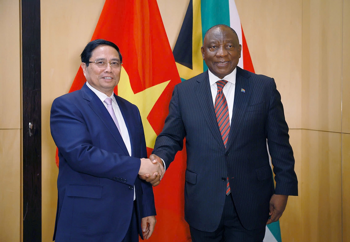 Prime Minister Pham Minh Chinh (L) of Vietnam and President Cyril Ramaphosa of South Africa meet in Johannesburg on November 21, on the sidelines of the G20 Summit. (Photo: VGP)