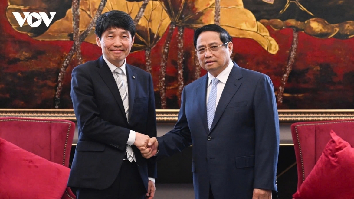 Vietnamese Prime Minister Pham Minh Chinh (R) receives Yamamoto Ichita, Governor of Gunma Prefecture, in Quang Ninh on November 25 for the first Vietnam - Japan Local Cooperation Forum