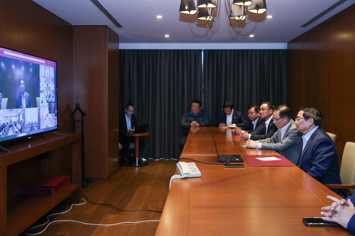Prime Minister Pham Minh Chinh chairs an emergency online meeting from Algiers (Algeria) to direct urgent actions in response to the severe flooding sweeping across central Vietnam. (Photo: VGP)