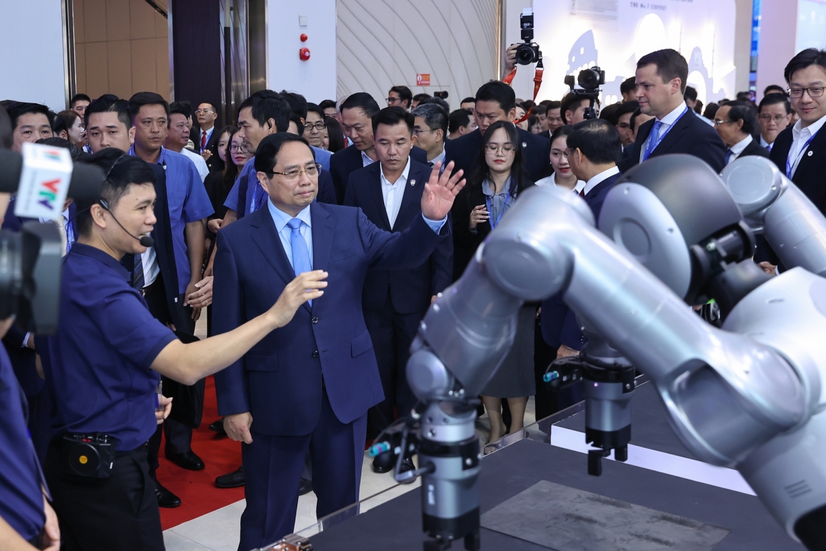Prime Minister Pham Minh Chinh visits an exhibition area at the forum (Photo: VGP)