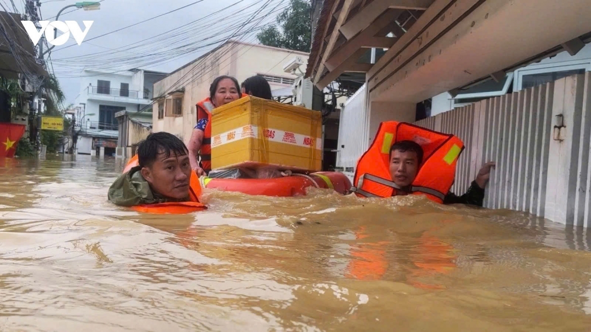 Rescue forces have risked their lives to rescue people in flooded areas