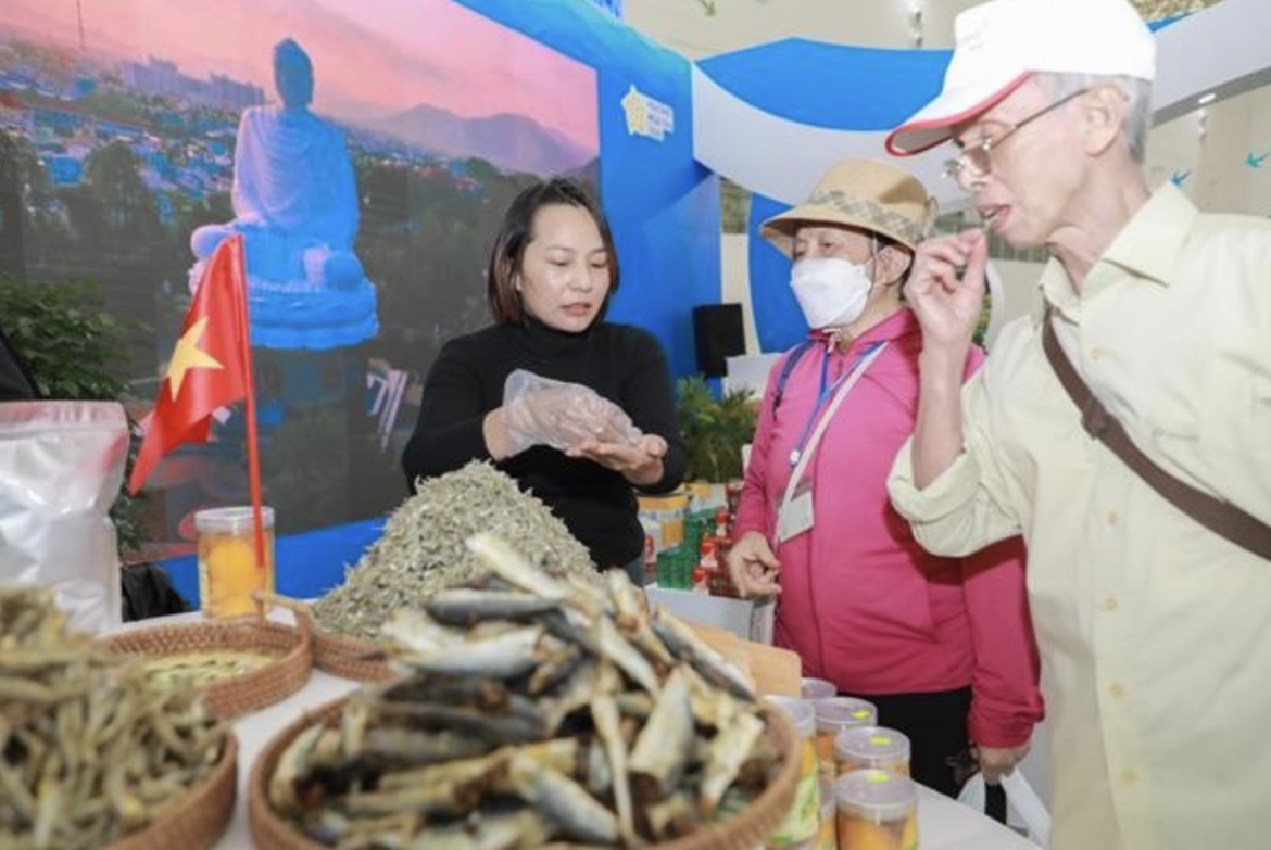 Visitors explore local products at the Autumn Fair 2025 (Photo: VNA)