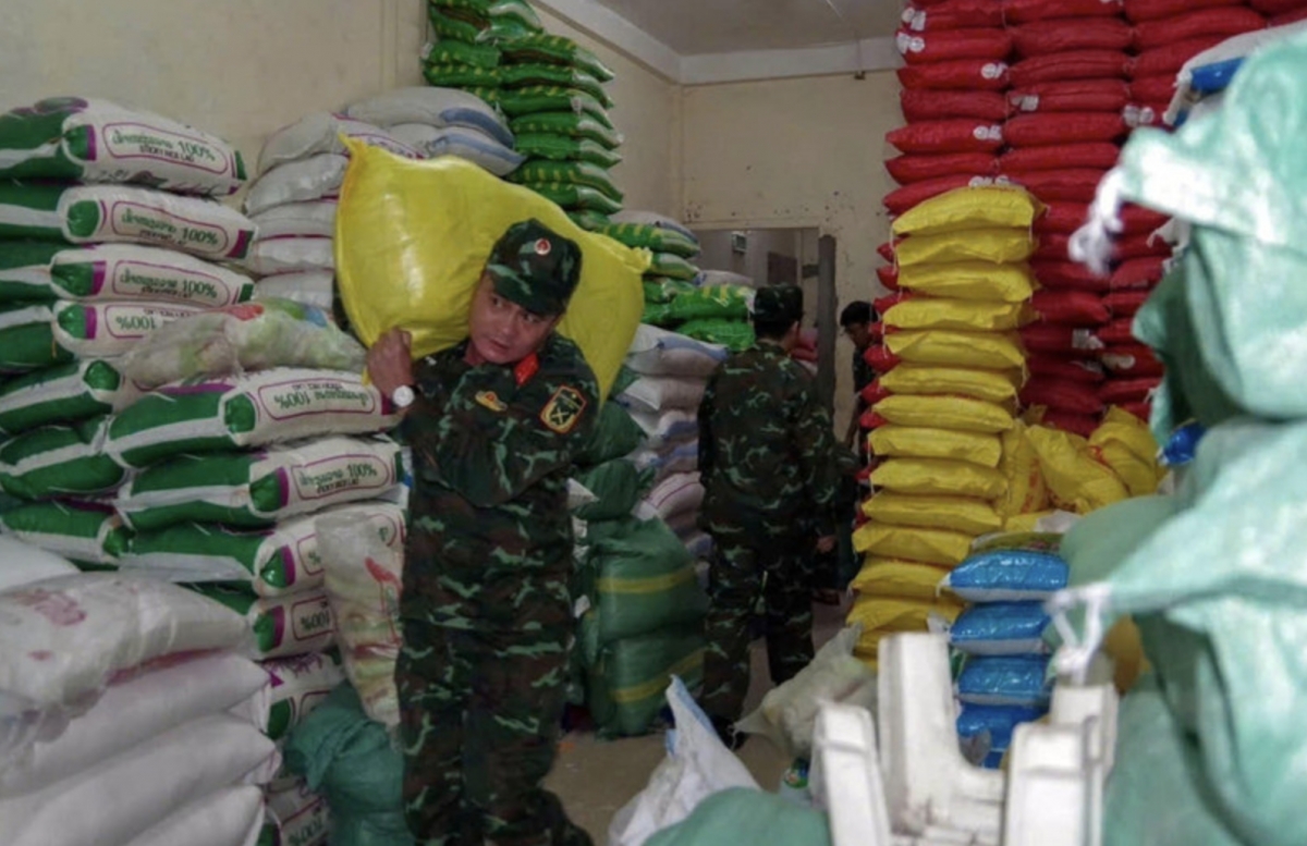 Soldiers transport rice to distribute to flood-hit residents on October 31. (Photo: VNA)