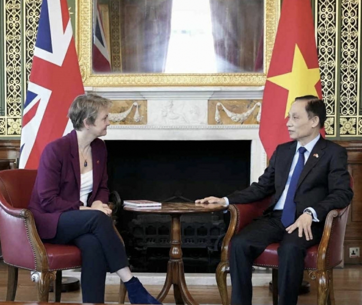 Vietnamese Minister of Foreign Affairs Le Hoai Trung (right) and British Secretary of State for Foreign, Commonwealth and Development Affairs Yvette Cooper at their meeting in London on October 30, 2025. (Photo published by VNA)