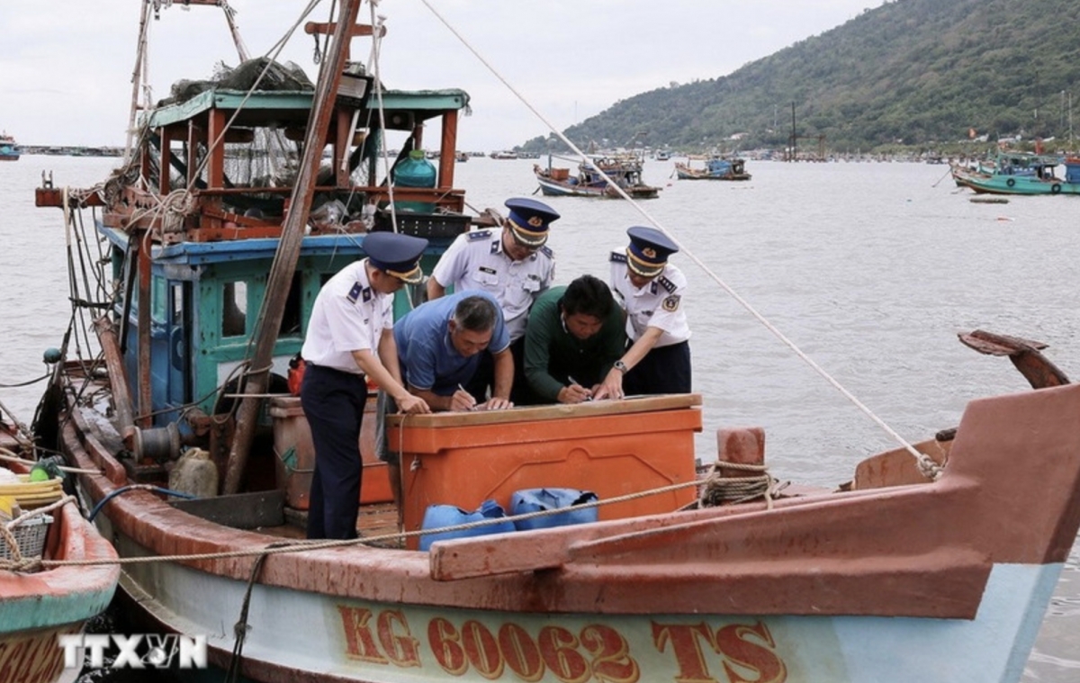 Officers disseminate regulations on fisheries to vessel owners. (Photo: VNA)