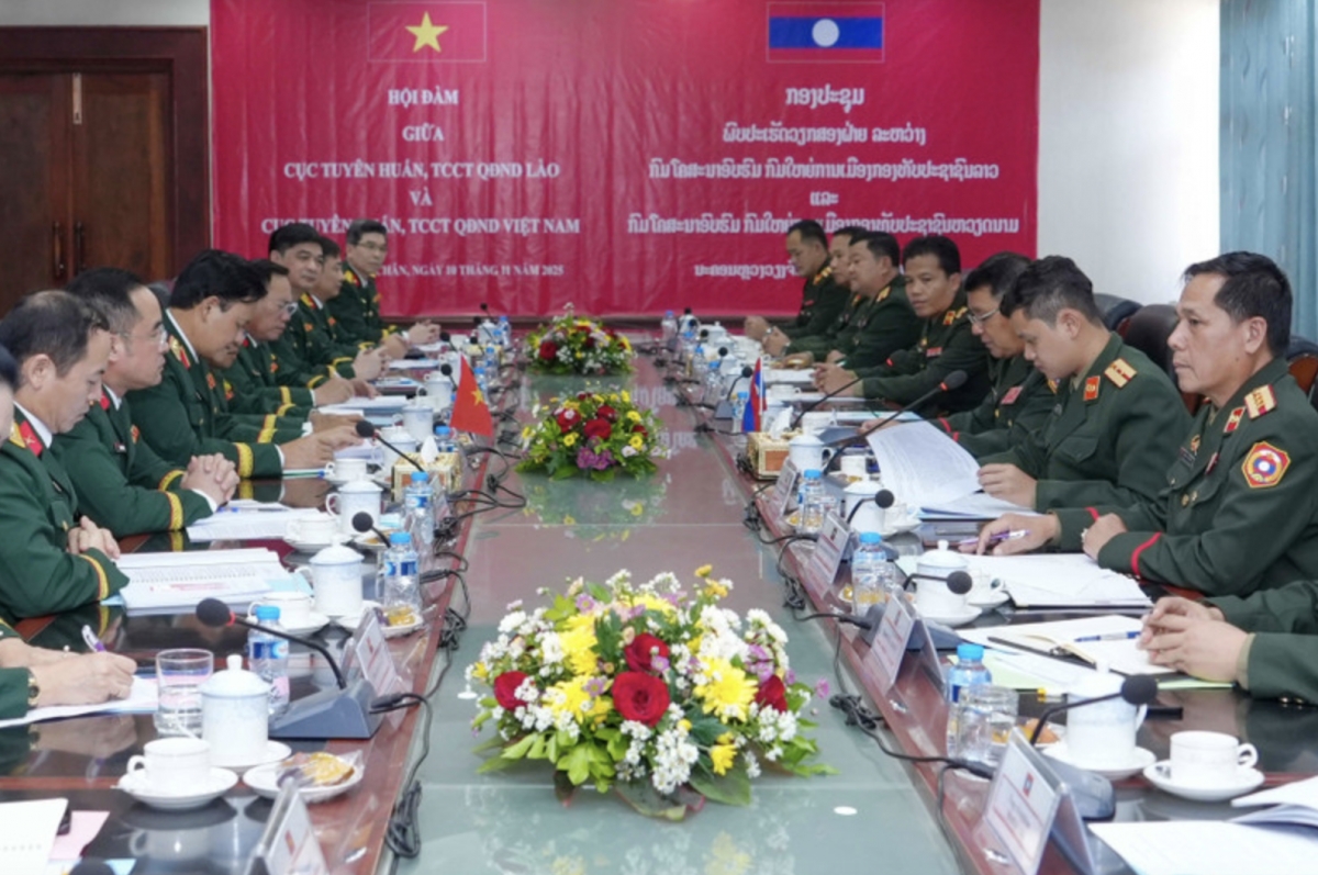 The talks between a delegation from the Department of Political Education under the General Department of Politics of the Vietnam People’s Army and its Lao counterpart in Vientiane on November 10 (Photo: VNA)