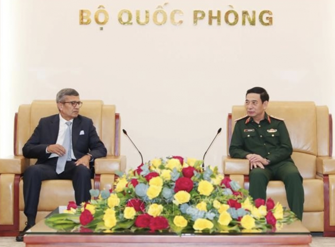 Minister of National Defence General Phan Van Giang (right) receives Indian Defence Secretary Rajesh Kumar Singh in Hanoi on November 10, 2025. (Photo: VNA)