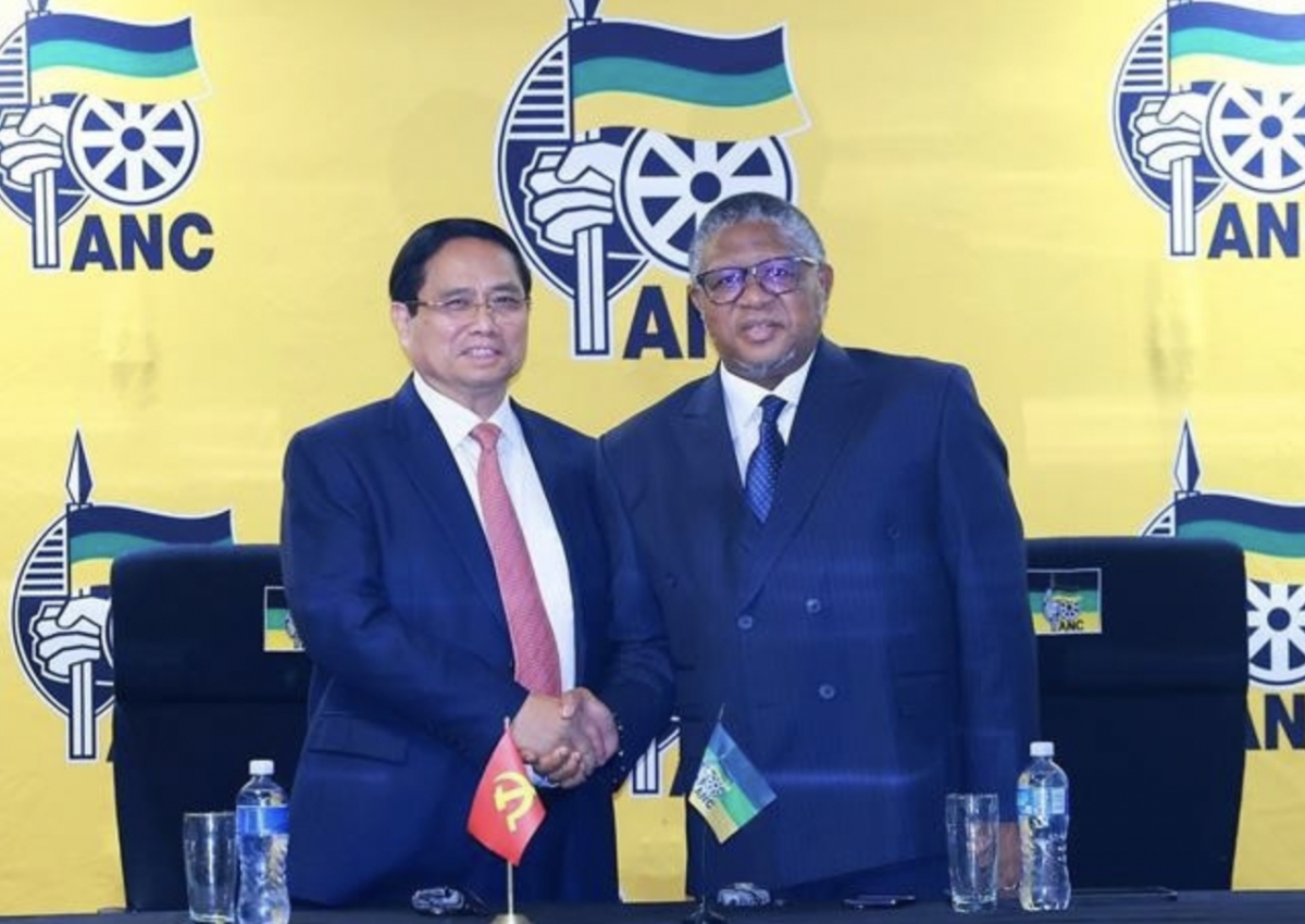 Prime Minister Pham Minh Chinh (left) and ANC Secretary General Fikile Mbalula at their meeting in Johannesburg on the afternoon of November 21 (local time) (Photo: VNA)