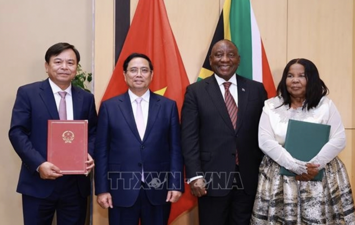 Prime Minister Pham Minh Chinh and President of South Africa Matamela Cyril Ramaphosa witness the signing of a memorandum of understanding on agricultural cooperation between Vietnam’s Ministry of Agriculture and Environment and the South African Department of Agriculture on November 21. (Photo: VNA)