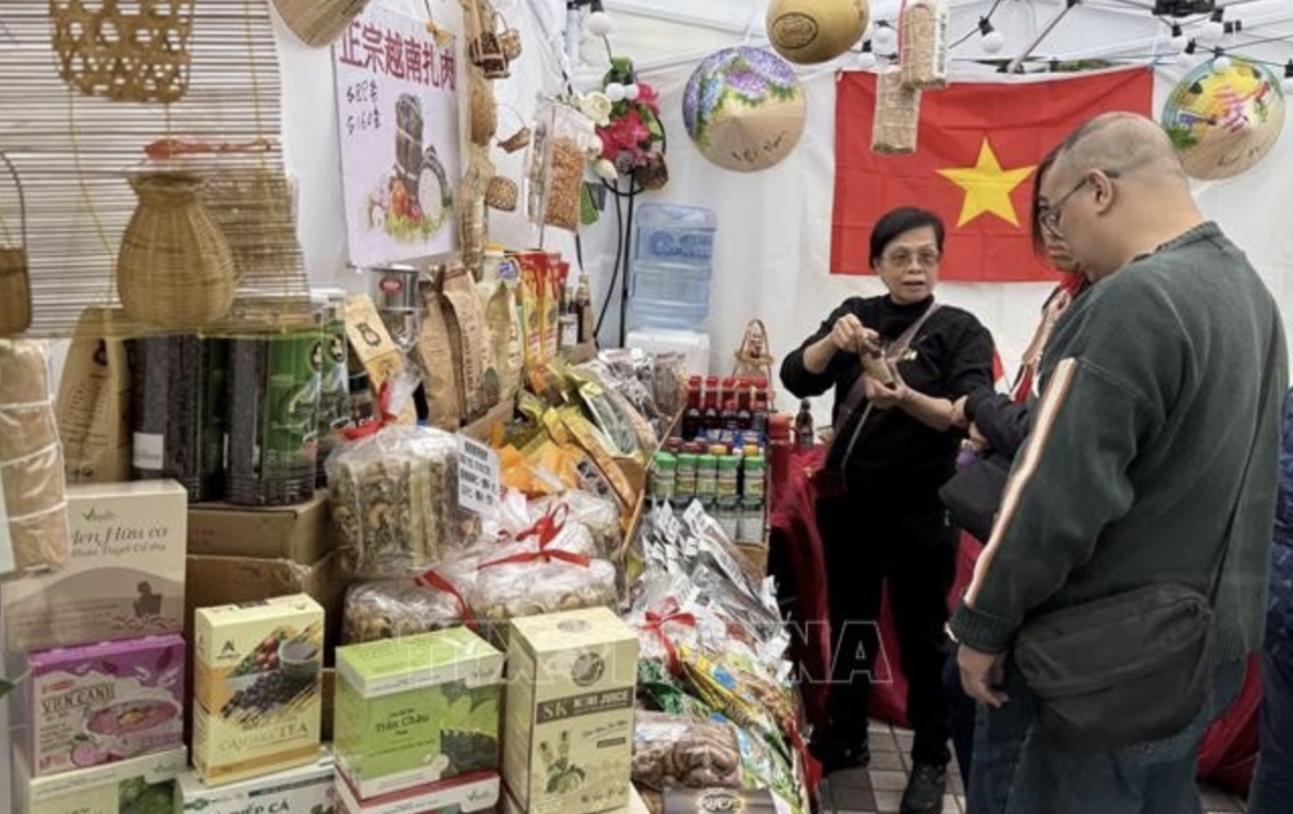 Visitors learn about Vietnamese products at the pavillion of the Vietnam Trade Office in Hong Kong (China) (Photo: VNA)