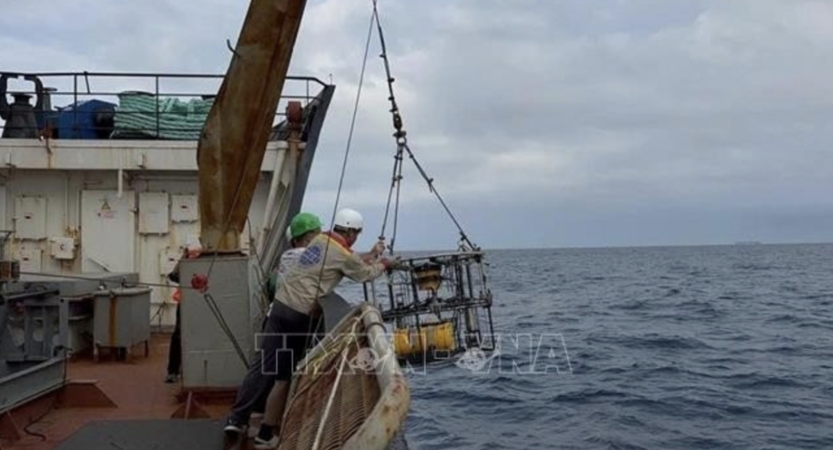 Sediment sampling activities on Vietnam’s continental shelf conducted by the survey team. (Photo: VNA).