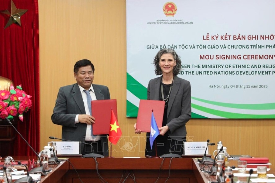 Deputy Minister of Ethnic and Religious Affairs Y Thong and UNDP Resident Representative Ramla Khalidi sign the MoU. (Photo: Ministry of Ethnic and Religious Affairs)