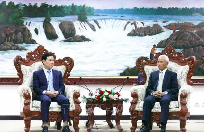 Khamphanh Pheuyavong (right), Secretary of the LPRP Central Committee and Chairman of the LPRP Central Committee’s Commission for Propaganda and Training, and Vice Chairman of the Communist Party of Vietnam Central Committee’s Commission for Information, Education, and Mass Mobilisation Trieu Tai Vinh. (Photo: VNA)