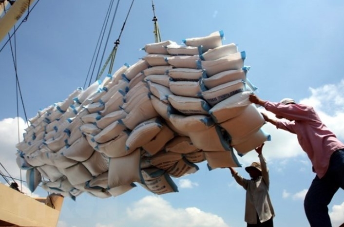Rice sacks are loaded for delivery. Vietnam exported about 7.2 million tonnes of rice worth US$3.7 billion during the first 10 months of 2025, down 6.5% in volume and 23.8% in value. (Photo: VNA)