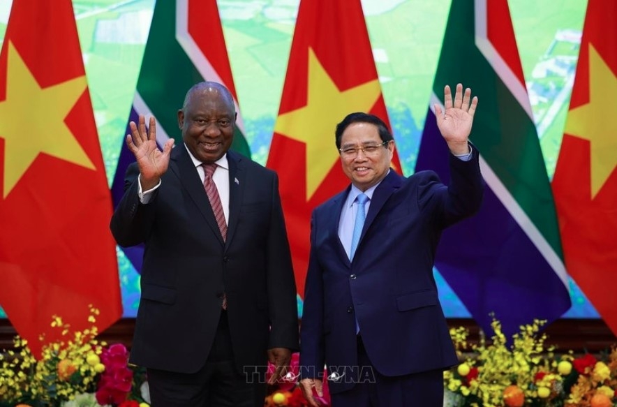 Prime Minister Pham Minh Chinh (right) meets with South African President Matamela Cyril Ramaphosa in Hanoi on October 23. (Photo: VNA)