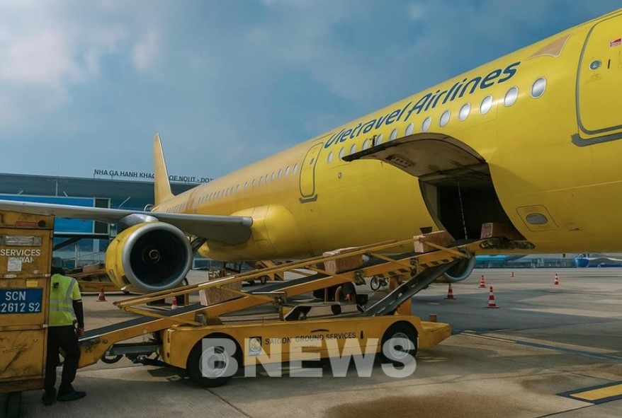 Vietravel Airlines has launched a programme to provide free transport of relief goods to central localities affected by recent natural disasters. (Photo: VNA)