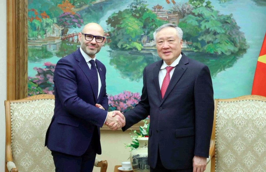 Permanent Deputy PM Nguyen Hoa Binh (R) and Dr. Marcin Czepelak, Secretary-General of the Permanent Court of Arbitration (Photo: VNA)