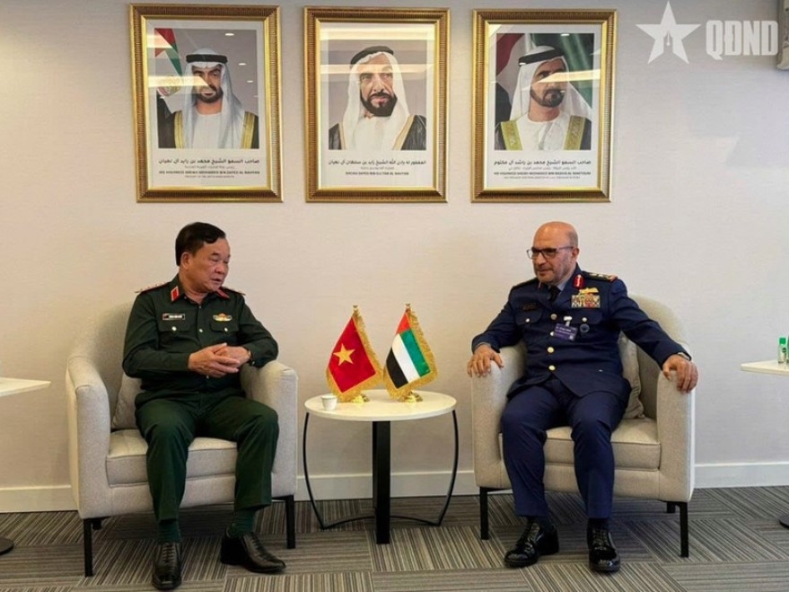 Deputy Minister of National Defence Senior Lieutenant General Hoang Xuan Chien meets with Undersecretary of the UAE Ministry of Defence Lieutenant General Ibrahim Nasser Al-Alawi. (Photo: qdnd.vn)