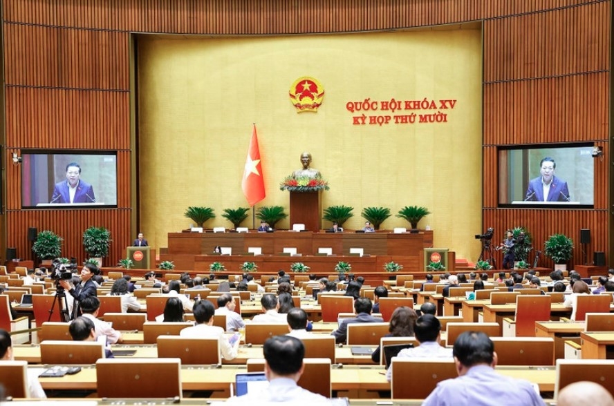 Minister of Construction Tran Hong Minh presents a report on the investment policy for the construction of Gia Binh International Airport. (Photo: VNA)