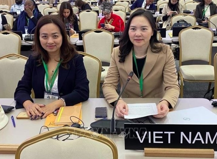 Ambassador Nguyen Thi Van Anh (R), Permanent Representative of Vietnam to UNESCO, at the 43rd session of the UNESCO General Conference held in Samarkand, Uzbekistan. (Photo published by VNA)