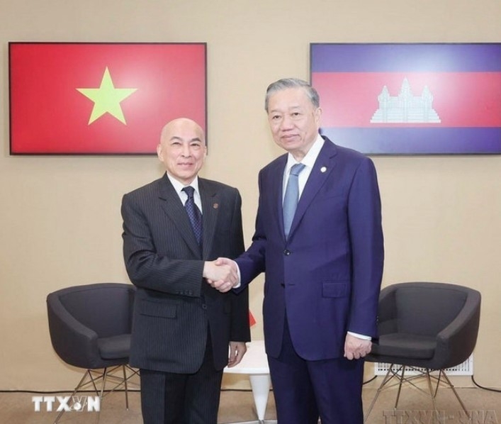 General Secretary of the CPV Central Committee To Lam (right) meets with Cambodian King Norodom Sihamoni on the sidelines of the 19th Francophonie Summit in Paris on October 5, 2024. (Photo: VNA)