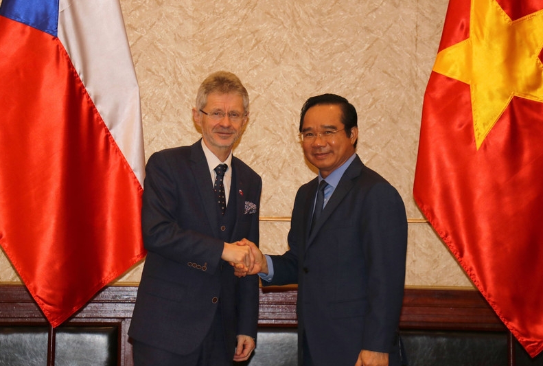 Chairman of the Ho Chi Minh City People’s Committee Nguyen Van Duoc (R) and President of the Senate of the Parliament of the Czech Republic Milos Vystrcil. (Photo: VNA)