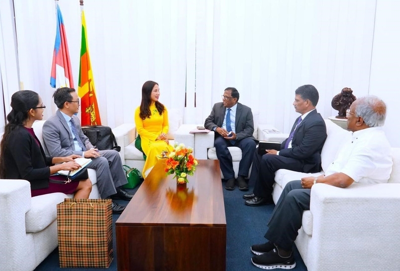 At the meeting between Vietnamese Ambassador to Sri Lanka Trinh Thi Tam (in yellow dress) and Northern Province Governor Nagalingam Vethanayahan on November 17 (Source: Vietnamese Embassy in Sri Lanka)