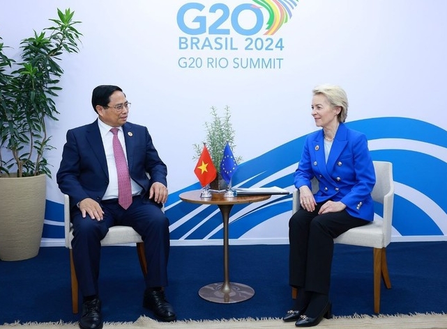 Prime Minister Pham Minh Chinh (L) meets with President of the European Commission (EC) Ursula von der Leyen at the G20 Summit 2024 in Brazil. (Photo: VNA)