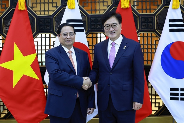 Prime Minister Pham Minh Chinh (L) meets with Speaker of the National Assembly of the Republic of Korea Woo Won Shik in Seoul on July 2, 2024. (Photo: VNA)