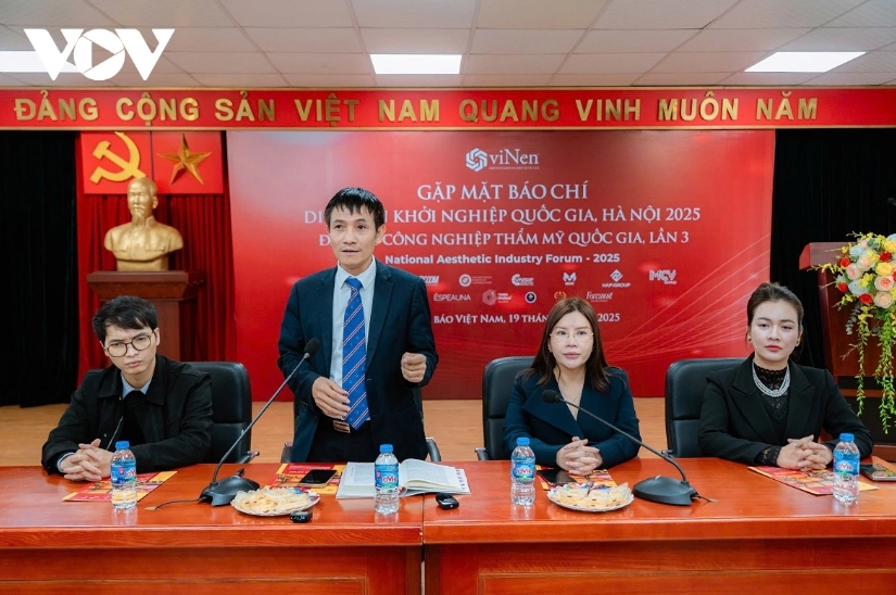 Dr. Dinh Viet Hoa, Chairman of the National Startup Association, addresses the press briefing