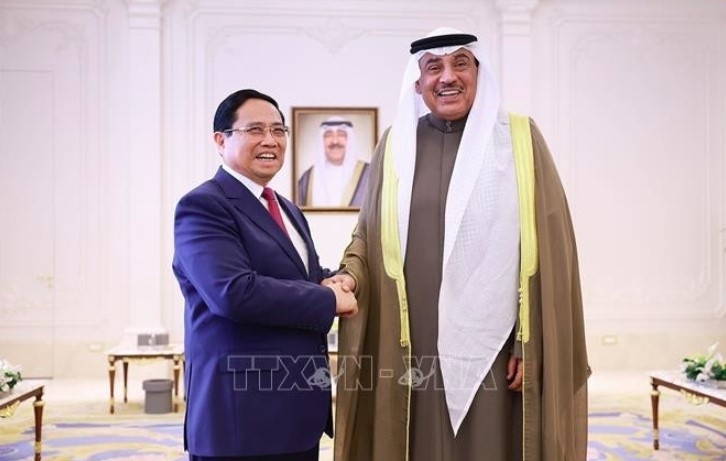 Prime Minister Pham Minh Chinh (L) meets with Crown Prince of the State of Kuwait Sheikh Sabah Khaled Al-Hamad Al-Sabah in Kuwait City on November 17 (Photo: VNA)
