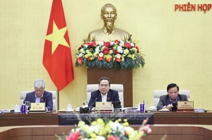 NA Chairman Tran Thanh Man (centre) speaks at the session. (Photo: VNA)