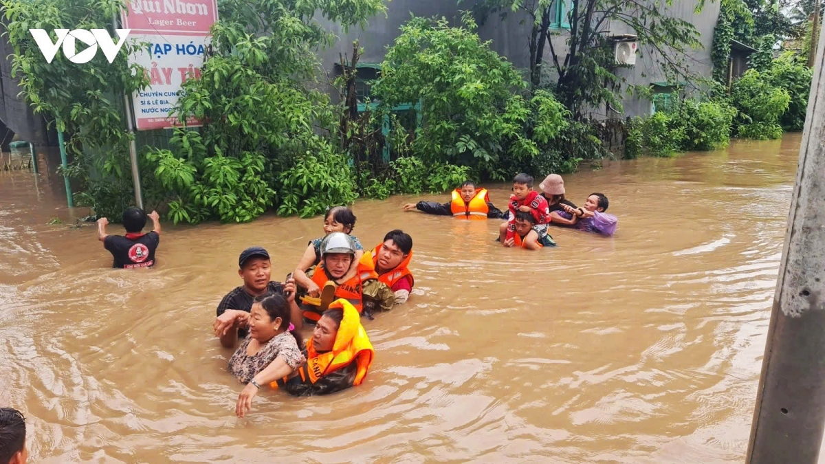 Gia Lai province has reported than 10,400 households flooded and isolated within just one day November 19, with dozens of communes and wards deeply submerged