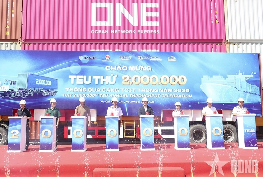 Delegates press the button to celebrate Tan Cang – Cai Mep International Terminal exceeding 2 million TEUs for the third time (Photo: qdnd.vn)