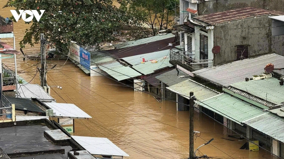 Rising floodwaters triggered by heavy downpours are threatening thousands of people in Central Vietnam