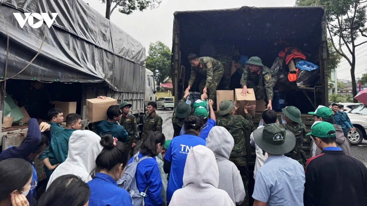 Delivering relief supplies to people in flood-hit areas in Dak Lak province