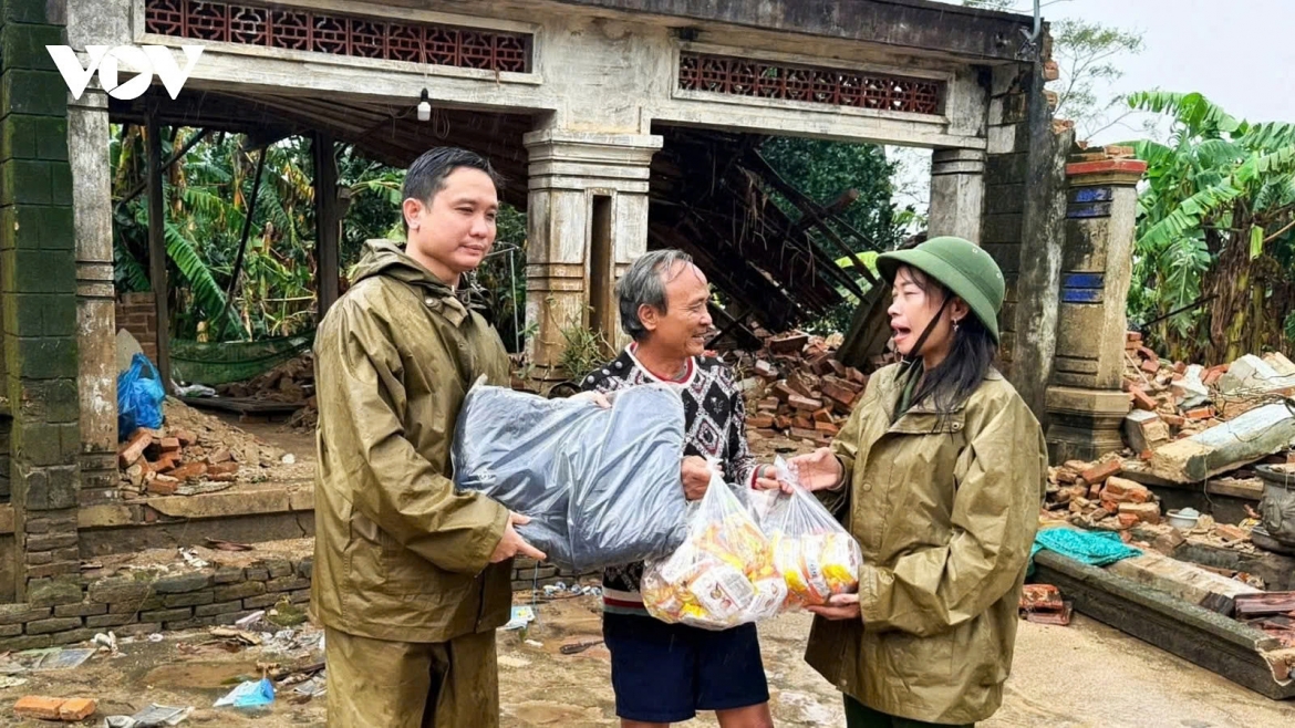 Delivering relief supplies to flood victims in Dak Lak province