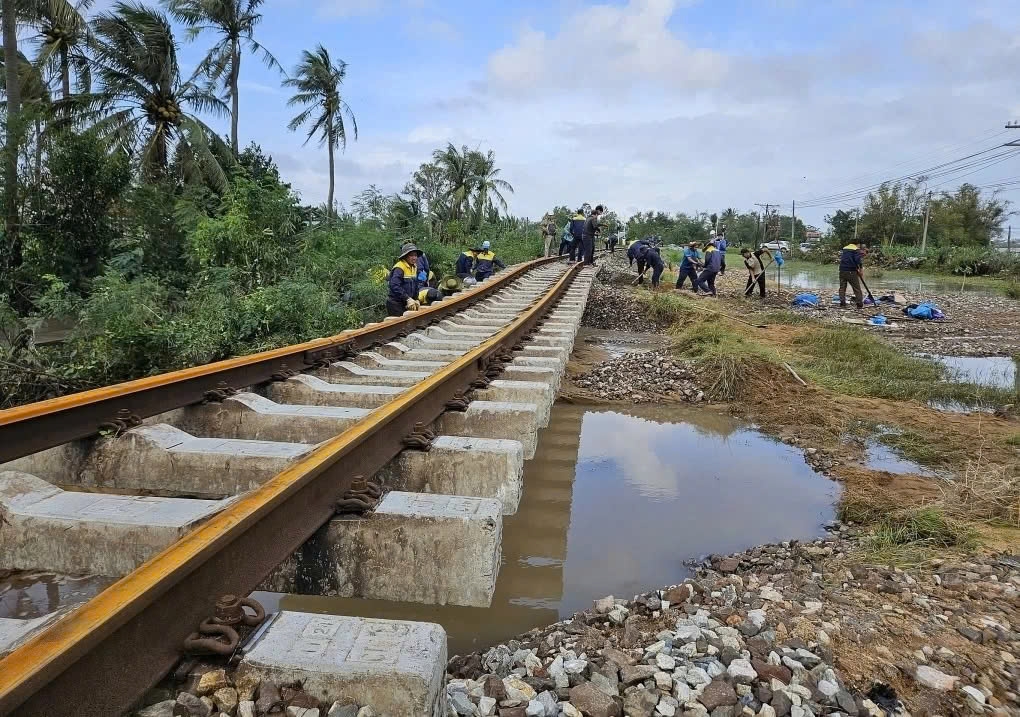Vietnam Railways ramps up flood repairs, with North–South line set to reopen on Nov. 26–27