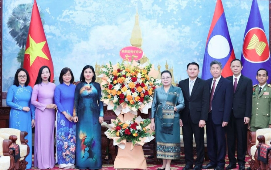 A delegation of the Vietnam Women’s Union extends congratulations to the Lao Embassy in Vietnam on the 50th anniversary of National Day of Laos. (Photo: hoilhpn.org.vn)