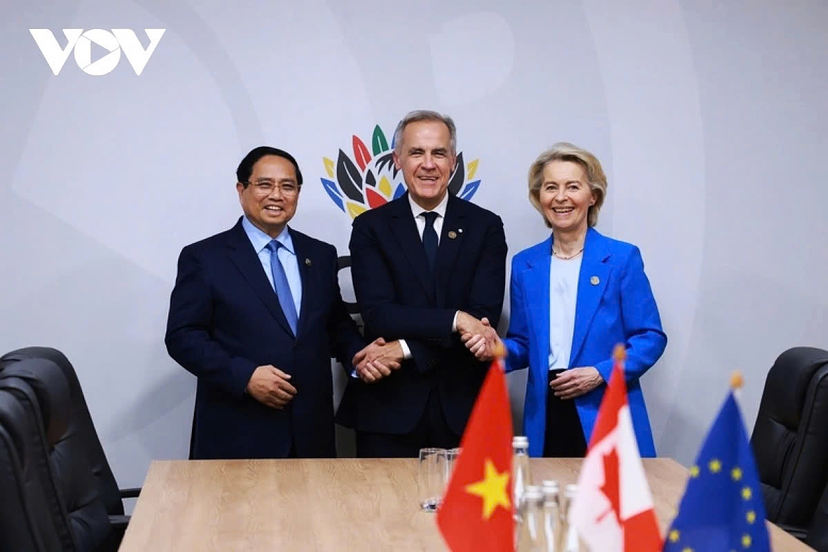 From left to eight, Prime Minister Pham Minh Chinh, Canadian Prime Minister Mark Carney, and President of the European Commission Ursula von der Leyen, during their meeting in South Africa on November 22, on the sidelines of the G20 Summit