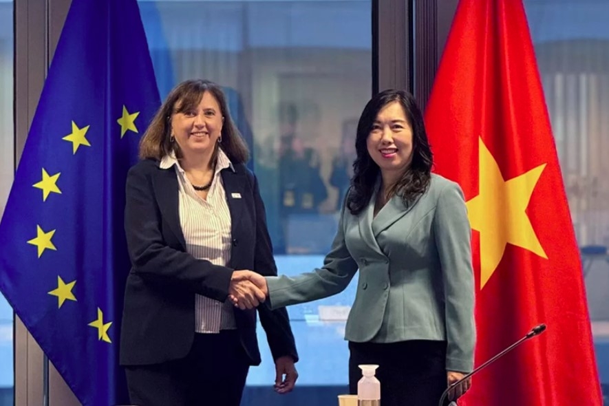 Vietnamese Deputy Minister of Foreign Affairs Le Thi Thu Hang (R) and Acting Managing Director for Asia and the Pacific of EEAS Paola Pampaloni (Photo: baoquocte.vn)