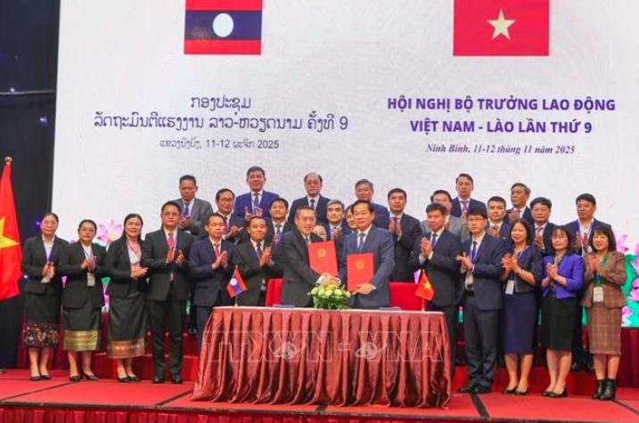 The signing ceremony of the MoU on cooperation in the areas of labour and revolution contributors between the Vietnamese Ministry of Home Affairs and Lao Ministry of Labour and Social Welfare. (Photo: VNA)