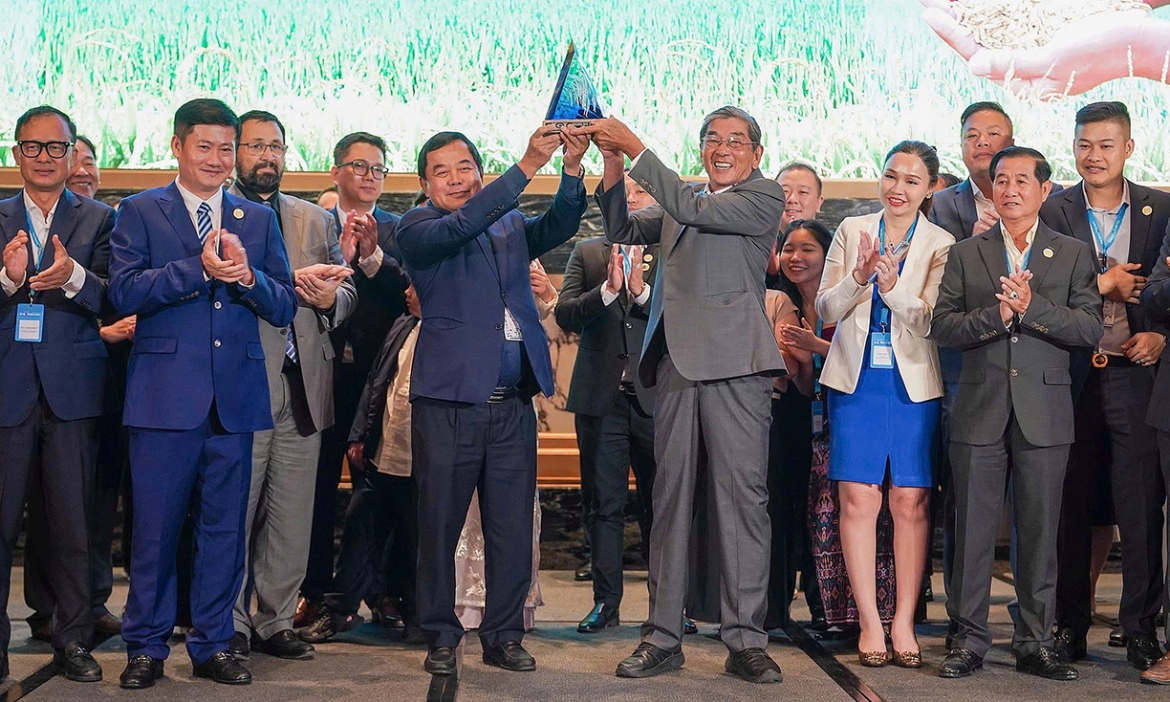 Engineer Ho Quang Cua (R) receives the World's Best Rice Award during the award ceremony in Phnom Penh on November 9