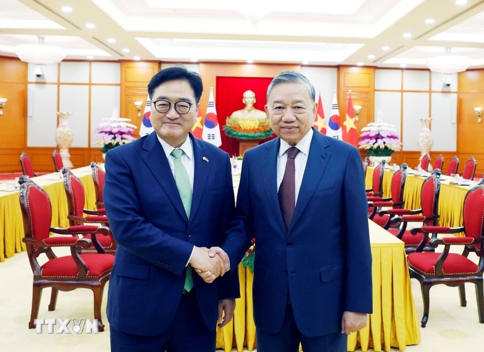 Vietnamese Party General Secretary To Lam (R) and the Republic of Korea (RoK)’s National Assembly Speaker Woo Won-shik, during their meeting in Hanoi on November 21. (Photo: VNA)