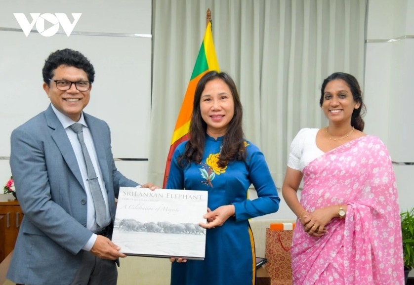 Vietnamese Ambassador to Sri Lanka Trinh Thi Tam meets Sri Lankan Environment Minister and Parliamentary Friendship Group Chair Dammika Patabendi