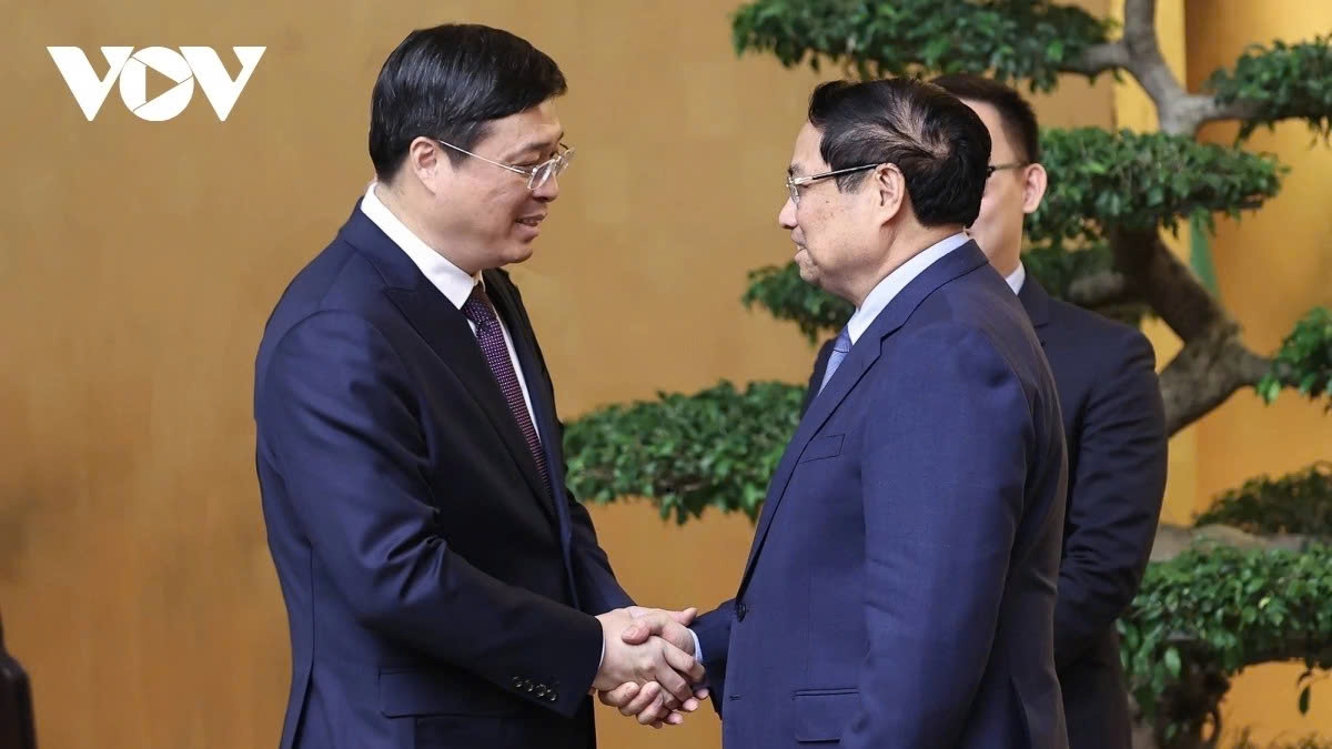 Vietnamese Prime Minister Pham Minh Chinh (R) meets Deputy Secretary of the Party Committee and Chairman of the Guangxi Zhuang Autonomous Region Wei Tao, in Hanoi on November 27
